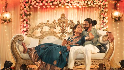 Wedding reception couple shot poses Reseption Pose Couple, Couple Poses For Reception, Sofa Sitting Pose, Wedding Anniversary Shoot, Reception Poses Couple, Couple Reception Poses, Wedding Reception Couple Poses, Reception Couple Shoot, Reception Couple Poses