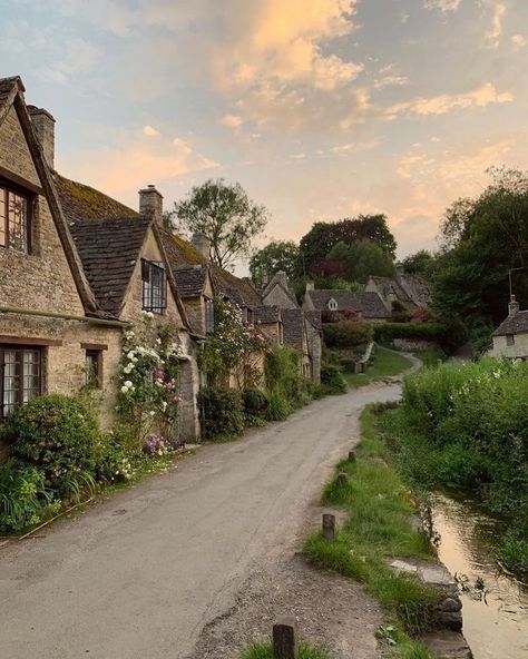 England Aesthetic, England Countryside, Cottage Aesthetic, Dream Cottage, Countryside House, Photo Vintage, The Cottage, English Countryside, Country Road