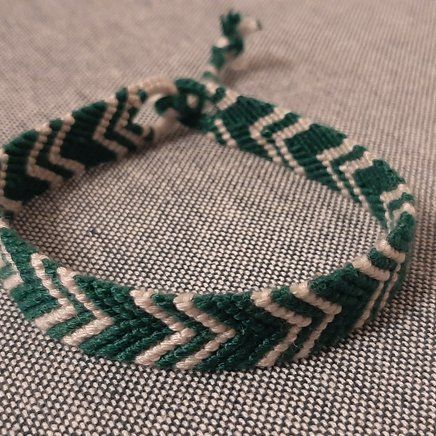 Friendship Bracelets For Men Pattern, Masculine Bracelet Patterns, Friendship Bracelet Patterns For Men, Modern Friendship Bracelet, Masculine Friendship Bracelet Patterns, Bracelet Patterns For Men, Simple String Bracelet Patterns, Bracelet Pattern Ideas, Normal Pattern Bracelet