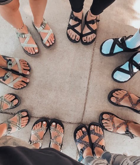 Hiking Shoes Summer, Chaco Sandals Aesthetic, Walking Sandals Outfit, Sports Sandals Women, Chacos Sandals Aesthetic, Chaco Aesthetic, Hiking Sandals Outfit, Chacos Sandals Outfit, Hike Sandals