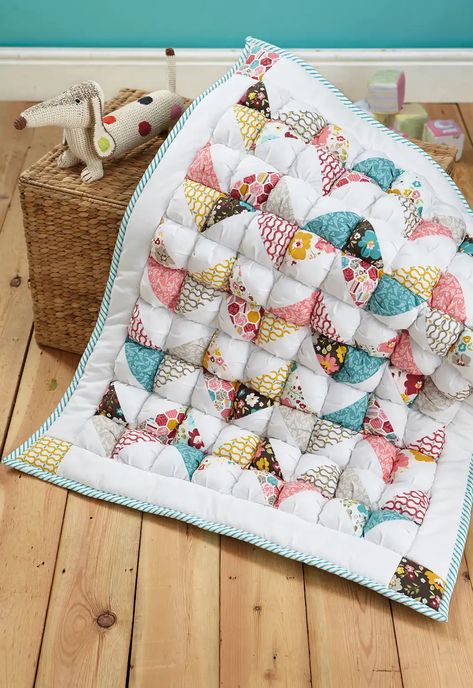 Quilt Step By Step, Modern Fabric Prints, Puff Quilt Pattern, Puff Blanket, Crochet Patchwork Blanket, Biscuit Quilt, Baby Quilt Patterns Easy, Puff Quilt Tutorial, Puffy Quilt