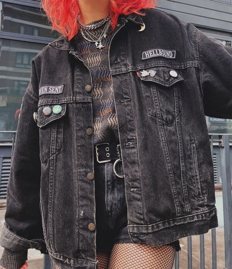 Alt Denim Jacket, Grunge Rock Fashion, Black Jean Jacket Aesthetic, Black Denim Jacket Outfit Grunge, Oversized Jacket Outfit Grunge, Grunge Jacket Aesthetic, Alt Jean Jacket Outfit, Grunge Coat Outfit, Black Jean Jacket Outfits Aesthetic