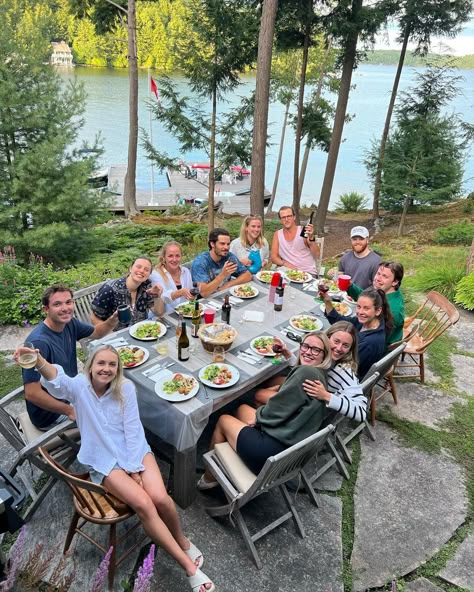 Cabin Weekend With Friends, Lake Dinner Party, Birthday Lake Trip, Lake House Aesthetic Summer Friends, Family Happy Aesthetic, Lake House Birthday Party Ideas, Lake House Aesthetic Friends, Lake House Summer Aesthetic, Family Camping Aesthetic