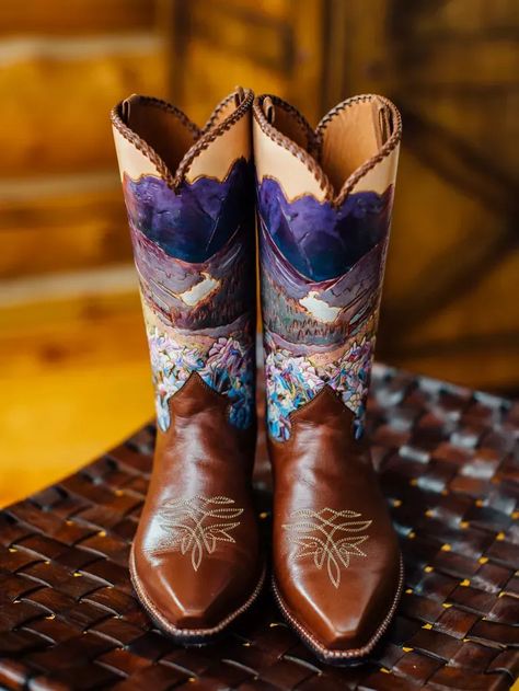 Wedding Decorations Colors, Painted Cowboy Boots, Western Wedding Ideas, Romantic Country Wedding, Western Wedding Cakes, Western Wedding Decorations, Western Wedding Invitations, Southwestern Wedding, Western Themed Wedding