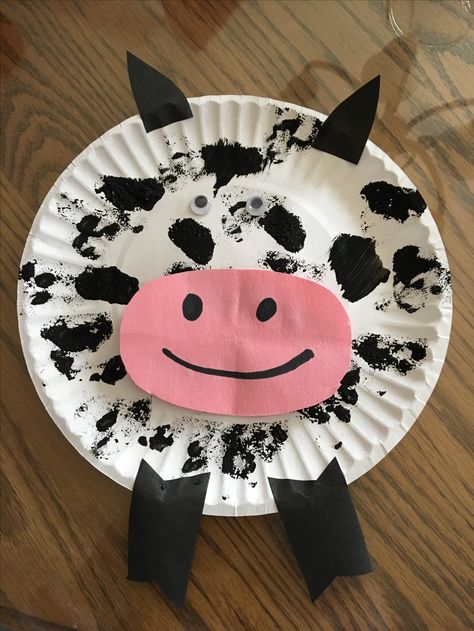 Paper plate cow project Materials: Paper plate, sponge, black paint, black marker, pink paper, googley-eyes, black sticky tape/black paper, glue, scissors Preschool Farm Crafts, Farm Activities Preschool, Farm Theme Preschool, Cow Craft, Craft For Toddlers, Farm Animal Crafts, Farm Craft, K Crafts, Toddler Arts And Crafts