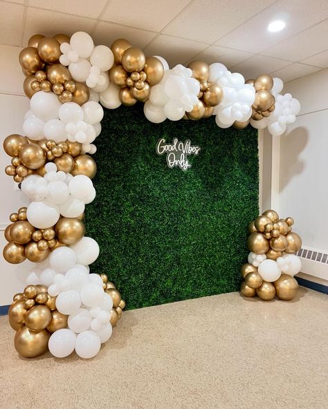 • Good Vibes Only 😎 DM @dfabs.decor for your next event✨⠀ ⠀⠀ • Grass Backdrop w/ an 18ft balloon garland ⠀ ⠀ #balloons #party #balloondecor #birthdayballoons #balloongarland #balloonartist #balloondecoration #eventdesign #birthdayballoons #balloonstylist #partydecor #events #partyplanner #balloonsri#partydecorations #eventdecor #grassbackdrop #goldballoons #whiteballoons Green White And Gold Backdrop, Grass Wall Backdrop With Balloons, Grass Backdrops With Balloons, Green And Gold Balloon Backdrop, Balloon Arch With Grass Backdrop, Gold Metal Arch With Balloons, Gold Circle Backdrop With Balloons, Chinese Bridal Dress, Grass Backdrops