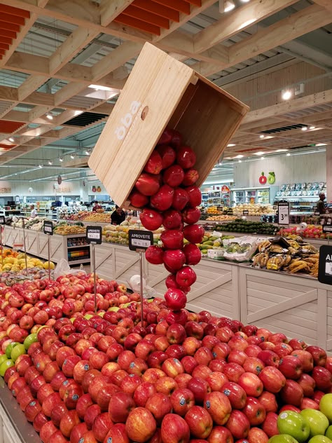 This apple display at a supermarkethttp://imgur.com/3ucCdpy Apple Display Ideas, Apple Display, Vegetable Display, Fruit Stall, Fruit And Veg Shop, Deco Fruit, Produce Displays, Supermarket Display, Vegetable Shop