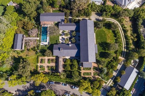 Driveway Pavement, Cozy House Decor, Ostrich Farm, Beverly Hills Real Estate, Malibu Mansion, Beverly Park, Holmby Hills, Beverly Hills Houses, Mega Mansions