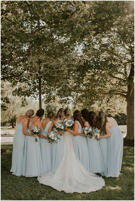 Capture the magic of your wedding day with these stunning bridesmaid photo ideas that celebrate friendship and the beauty of the bridal party. From candid shots to elegant portraits, we've got you covered! 🌟 Pictures Of Bridesmaids, Bride With Bridesmaids Poses, Cute Wedding Photos Bridesmaids, Wedding Portraits Bridesmaids, Bridal Entourage Photoshoot Ideas, Bridesmaid Party Photos, Bridesmade Photos Wedding Pics, Walking Bridal Party Photos, Bridal Party Pose Ideas