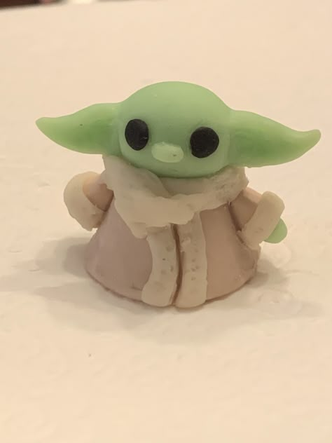 It’s baby yoda made out of clay. Star Wars Clay Ideas, Clay Inspo Ideas, Christmas Air Dry Clay, Cute Clay Diy, Polymer Clay Princess, Lego Baby, Clay Date, Fantasy Art Dolls, Clay Diy Projects