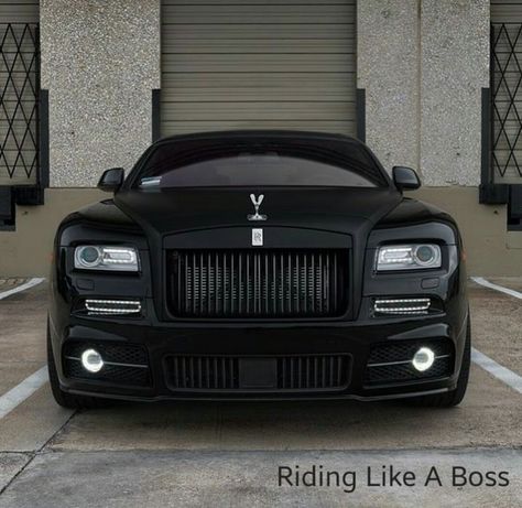 Riding Like A Boss. . .  It's Good Being the King! Auto Rolls Royce, Tmax Yamaha, Luxury Cars Rolls Royce, Luxurious Cars, Ferrari F40, Super Luxury Cars, Chevrolet Bel Air, Best Luxury Cars, Lamborghini Gallardo