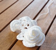 Petite Maille | Le crochet c'est pas ringard !: Des roses au crochet-Tuto gratuit Roses Au Crochet, Des Roses, Le Crochet, Diy Couture, Diy Knitting, Crochet Flower, Diy Crochet, Crochet Flowers, Rosary