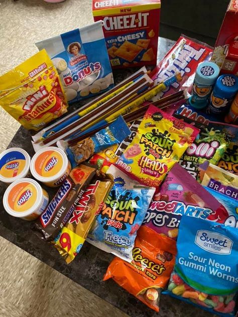 Snacks Everyone Loves, Snacks To Bring To A Friends House, Good Snacks To Buy Grocery Store, Snacks For Bedroom, Walmart Food Finds, Snacks And Candy, Snacks For Friends Over, Snacks For Room, Big Back Snacks