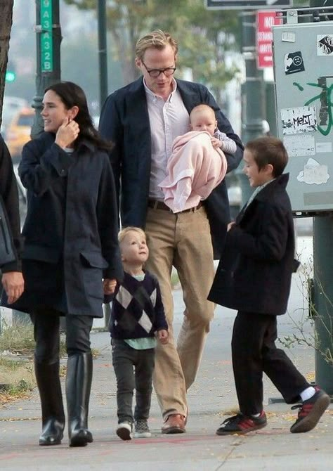 Female Heroes, Famous Families, Paul Bettany, Hollywood Couples, Photography Pics, Curly Hair Styles Easy, Jennifer Connelly, Male Actors, Celebrity Babies