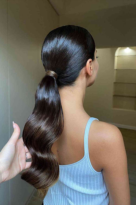 Image of a slicked back low ponytail, ideal for a clean and sophisticated summer style. Bridesmaid Ponytail, Low Pony Hairstyles, Retro Ponytail, Bridesmaid Hair Inspo, Wedding Ponytail, Slick Ponytail, Pony Hairstyles, Sleek Ponytail Hairstyles, Long Hair Ponytail