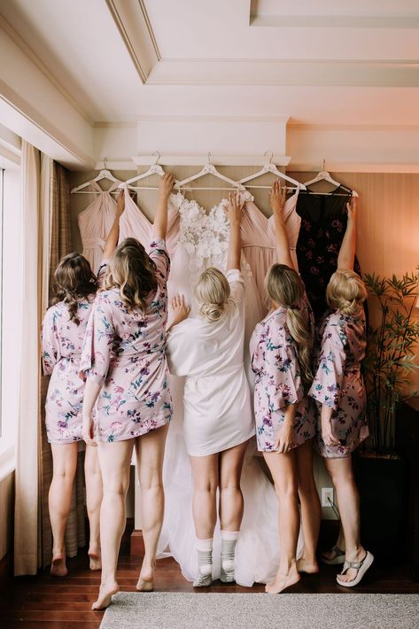 Wedding Prep Photo Ideas, Wedding Photography Bride And Bridesmaid, Bridemaid Photos Getting Ready, 3 Bridesmaid Poses With Bride, Wedding Photography Getting Ready The Bride, Wedding Getting Ready Poses, Bride With Bridesmaids Pictures Getting Ready, Bride Prep Photos, Wedding Photos Bride And Bridesmaids