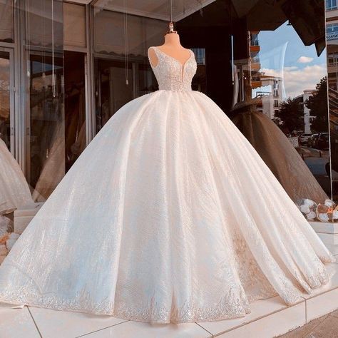 Marriage Poses, Satin Mermaid Wedding Dress, Bridal Party Gowns, White Ball Gowns, Classy Wedding Dress, Royal Wedding Dress, Fancy Wedding Dresses, Dream Wedding Ideas Dresses, Princess Wedding Dresses