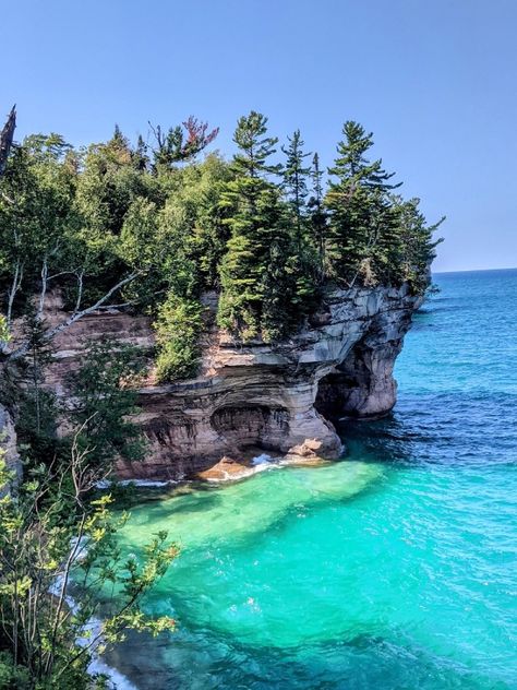 5 of The Best Hikes in Northern Michigan - Where in the World is Nina? Pictured Rocks Michigan, Munising Michigan, Michigan Waterfalls, Michigan Travel Destinations, Michigan Camping, Places To Visit In Michigan, Hiking Usa, Tahquamenon Falls, Vision Boarding