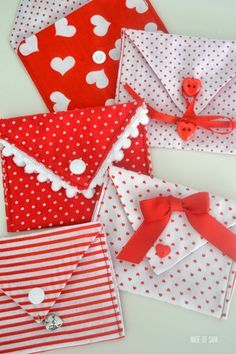 Valentines Sewing Projects, Valentines Sewing, Simple Valentines Gifts, Envelope Tutorial, Valentines Bricolage, Fabric Envelope, Valentine Projects, Beginner Sewing, Beginner Sewing Projects Easy