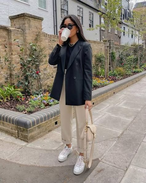 8 Incredibly Chic Black-Blazer Outfits for Women, Period | Who What Wear UK Adrette Outfits, Blazer Outfits Casual, Blazer Outfits For Women, Autumn Look, Outfit Chic, Business Casual Outfits For Work, Looks Street Style, Stylish Work Outfits, Casual Work Outfits