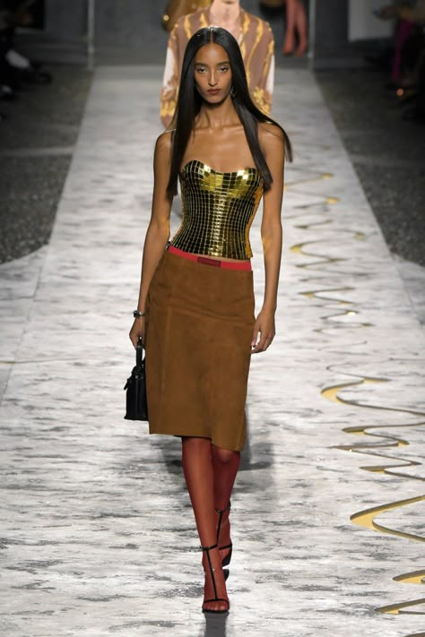 Spring 2025 Fashion Trends Runway, Versace 2025 Spring Summer, Art Event Outfit, Fashion Spring 2025 Women, Ss 2025 Fashion Trends, Versace Ss25, Spring 2025 Fashion Trends, Versace Outfit Women, Runway 2025