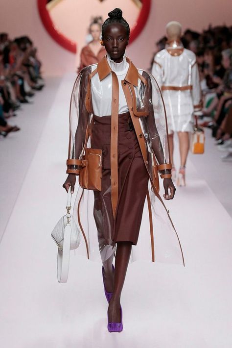 Fendi Spring/Summer 2019 Collection - Fashion Trendsetter Fall Coat Outfit, Stylish Raincoats, Raincoat Fashion, Rain Fashion, Raincoat Outfit, Winter Coat Outfits, Mens Raincoat, Summer Pants Women, Long Rain Coat