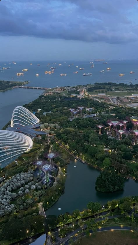 Singapore aesthetic marina bay sands sky park wallpaper Singapore Rich Aesthetic, Living In Singapore, Singapura Aesthetic, Singapore Beaches, Ntu Singapore, Singapore Nature, Singapore Aesthetic, Singapore Airport, Singapore Vacation