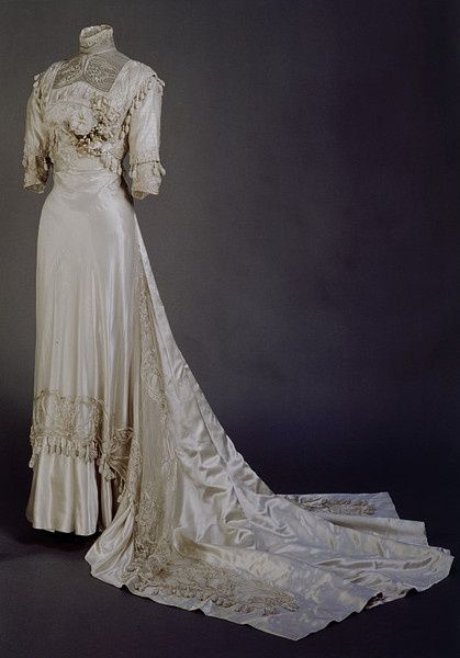 Edwardian Wedding, Edwardian Dress, Old Dresses, Wedding Gowns Vintage, Antique Dress, Vintage Gowns, Bridal Fashion Week, Vintage Bride, Edwardian Fashion