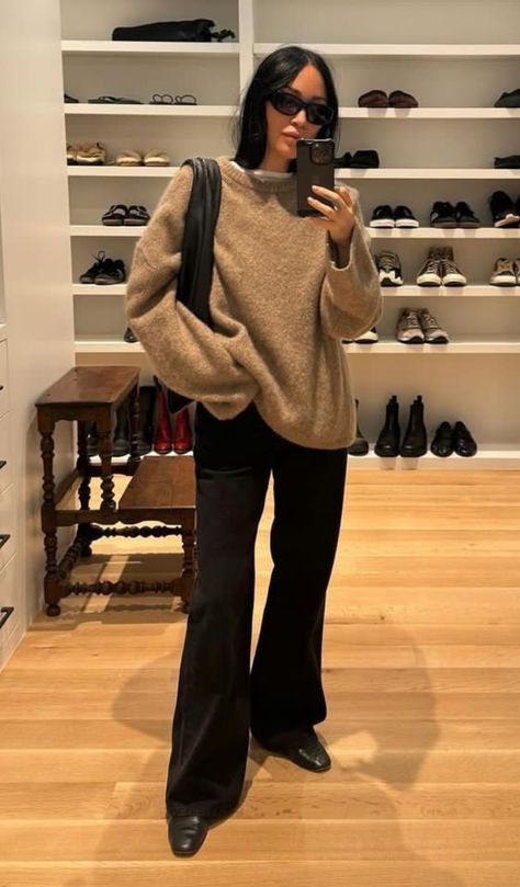 Pre Fall Aesthetic, Fall Outfits Copenhagen Style, Modern Parisian Fashion, Effortless Street Style, Fall Daytime Outfit, New England Aesthetic Outfits, Going On A Walk Outfit, Chic Alternative Outfits, Pointed Toe Flats Outfit