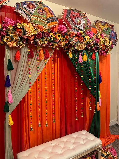 Intimate Haldi Decor At Home, Colourful Haldi Decor, Mehndi Backdrop Decor, Mehndi Umbrella Decor, Indian Day Wedding Decor, Punjabi Wedding Backdrop, Mehndi Backdrop Stage Decorations, Mendi Decoration, Shadi Decoration Indian Weddings