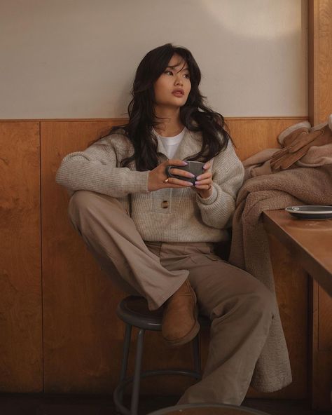 Cafe Shop Outfit, Coffee Shop Barista Outfit, Modern Dark Academia Outfit, Winter Astethic Outfit, British Fall Outfits, Vintage Librarian Aesthetic, Coffee Shop Outfit Winter, Frazzled English Woman Aesthetic Outfits, Cute Movie Theater Outfits