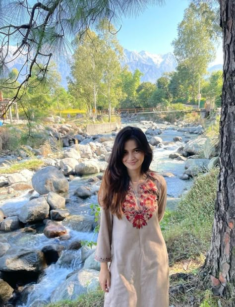 Kurta With Boots Women, Traditional Daily Wear, Kashmiri Kurti Aesthetic, Himachal Pradesh Outfit Ideas, Kashmiri Phiran Outfit, Kashmiri Kurti Outfit, Outfits To Wear In Kashmir, Mussoorie Outfit Ideas, Kashmir Traditional Dress