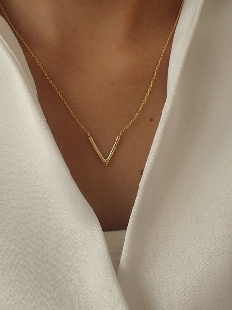 [Promotion] For Ready-To-Ship Items Search Here, Https://Etsy.Me/39Bdvms Dainty V Necklace / V Shape Necklace / Minimalist Necklace / Chevron Necklace / Geometric Necklace Gift For Her About Features- * Made To Order * Materials: 925 Sterling Silver * Gold Color: Yellow Gold Plating, White Gold Plating, And Rose Gold Plating * Layaway Plan Available * Sku: N196 As A Reference, I've Included The Widths Of Coins For Your Visual Reference: Dime = 1.25Mm Penny #golddaintynecklaceminimalistjewelry V Necklace Gold, V Pendant Necklace, Minimal Gold Necklace, Gold Pendant Designs, V Shaped Necklace, Minimalist Accessories Jewellery, Office Necklace, Minimalist Gold Necklace, Confirmation Jewelry