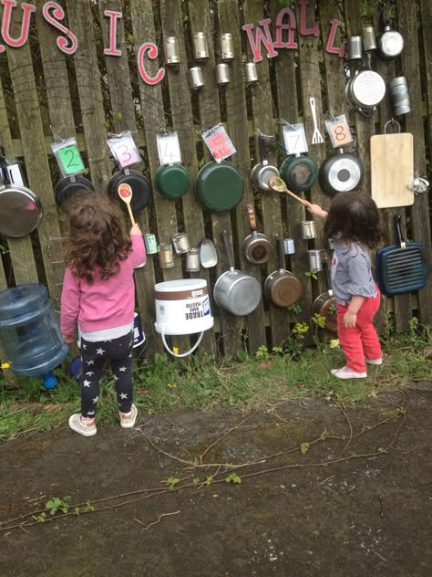 Music wall with numbered/coloured 'octave' of pans to play simple tunes... Like Twinkle Twinkle and Happy Birthday. Kids Garden Play, Backyard Kids Play Area, Diy Music, Outdoor Play Areas, Outdoor Music, Sensory Garden, Kids Outdoor Play, Natural Playground, Outdoor Classroom