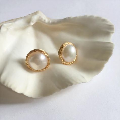 Stud Gold Earrings, Collar Kurti, Baroque Pearls Jewelry, Pearl Earrings Designs, Hammered Hoop Earrings, Simple Pearl, Baroque Pearl Earrings, Fancy Blouse, Jewelry Diamonds