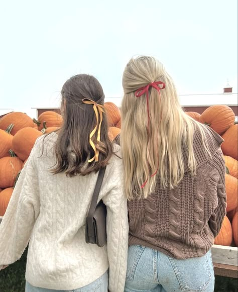 #fallaesthetic #autumn #cozy #october #gilmoregirls #starshollow #pumpkin #pumpkinspice #coffee #fallenleaves #fall Pumpkin Patch Photoshoot, Pumpkin Patch Pictures, Gilmore Girls Seasons, Fall Pics, Pumpkin Patch Outfit, Fall Photoshoot, Fall Inspo, Fall 24, Fall Pictures