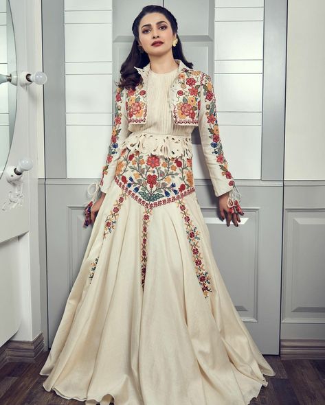 Indian Outfits Modern, Chaniya Choli Designs, Prachi Desai, Navratri Dress, Trendy Outfits Indian, Latest Dress Design, Choli Designs, Traditional Indian Outfits, Indian Dresses Traditional