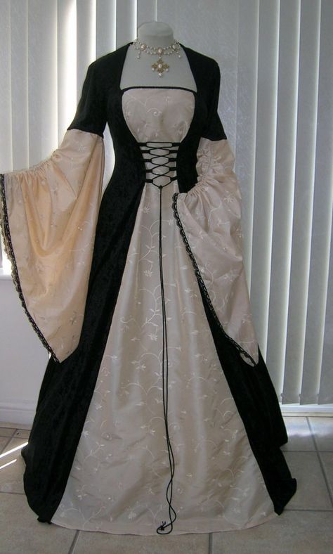 Medieval                                                                                                                                                                                 Más Gaun Abad Pertengahan, Medieval Gown, Medieval Clothes, Diy Kostüm, Medieval Costume, Old Dresses, Taffeta Dress, Fantasy Gowns, Medieval Clothing