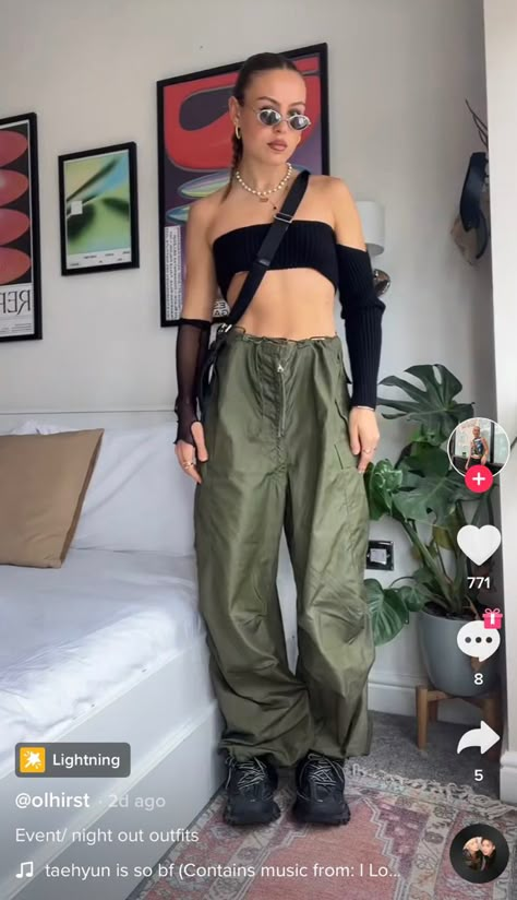 Rave Outfits Simple, Simple Festival Outfit, Simple Rave Outfits, Rave Outfits Pants, Casual Festival Outfit, Green Cargo Pants Outfit, Winter Festival Outfit, Parachute Pants Outfit, Lollapalooza Outfit