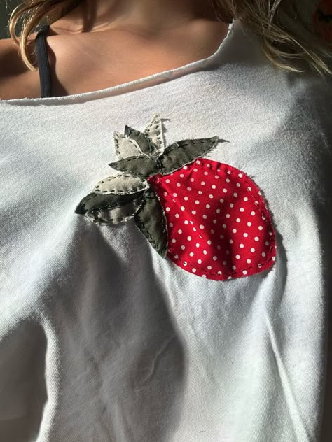 Patchwork Design Ideas, Fabric Letter Shirt, Diy Patch Shirt Ideas, Bead Shirt Diy, Cute Diy Shirt Ideas, Ways To Upcycle Tshirts, Diy Applique Shirts, Patchwork Shirts Diy, Patchwork T Shirt Diy