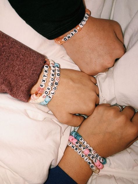 Vsco Bracelets, Pony Bead Bracelets, Beaded Braclets, Cute Friendship Bracelets, Bff Bracelets, Anklet Designs, Bracelet Inspo, Kandi Bracelets, Letter Bracelet