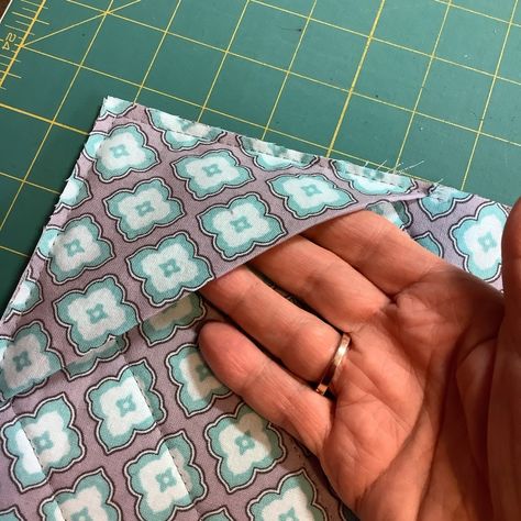 Small Quilt Wall Hangings Ideas, How To Make A Quilted Wall Hanging, How To Hang A Quilted Wall Hanging, Wallhanging Quilts Patterns, How To Hang A Quilt, Hanging Quilts On Wall Ideas, Quilted Wall Hangings Patterns Free, Quilt Wall Hanging Patterns, Quilt Wall Hanging Ideas