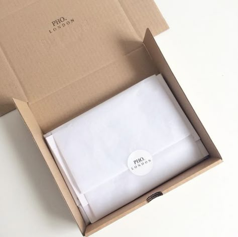 Sello en varias partes, muy personalizado Interaktives Design, Ecommerce Packaging, Tie Gift Box, Packaging Diy, Packaging Ideas Business, Small Business Packaging Ideas, Clothing Packaging, Fashion Packaging, Small Business Packaging