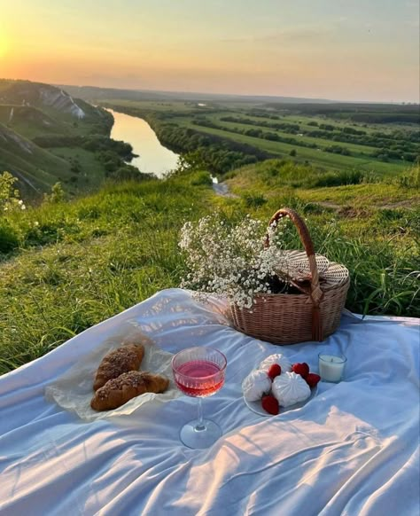 Summer Happy Aesthetic, Picnic Field Aesthetic, Cute Happy Aesthetic, Spring Aesthetic Food, Spring Camping Aesthetic, Picnic Aesthetic Spring, Summer And Spring Aesthetic, Aethstetic Picnic, Picnic By The Sea