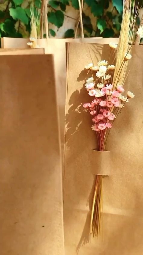 Kraft Paper Bag Packaging Ideas, Pretty Gift Bags Packaging Ideas, Diy Brown Bag Gift Bags, Gift Bag Centerpiece Ideas, Plant Gift Wrapping Ideas, Brown Bag Decorating Ideas, Brown Bag Gift Ideas, Cute Gift Bag Ideas, Packaging With Flowers