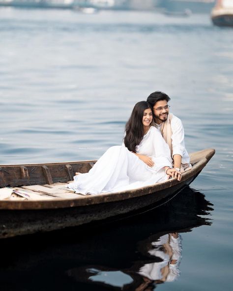 Boat Pre Wedding Shoot, Beach Photoshoot Outfits Couple, Pre Wedding Poses Indian, Pre Wedding Poses Outdoor, Boat Poses Photo Ideas, Creative Pre Wedding Photoshoot Ideas, Pre Wedding Shoot Ideas Outfit, Creative Pre Wedding Photoshoot, Preshoot Ideas