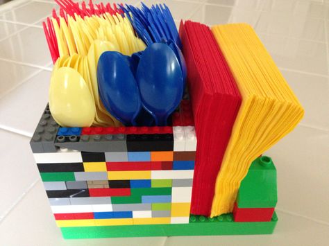 Lego Utensil Holder, Lego Centerpiece Ideas, Lego Party Decorations, Lego Desk, Lego Hacks, Lego Plates, Hacks To Try, Lego Themed Party, Lego Birthday Cake