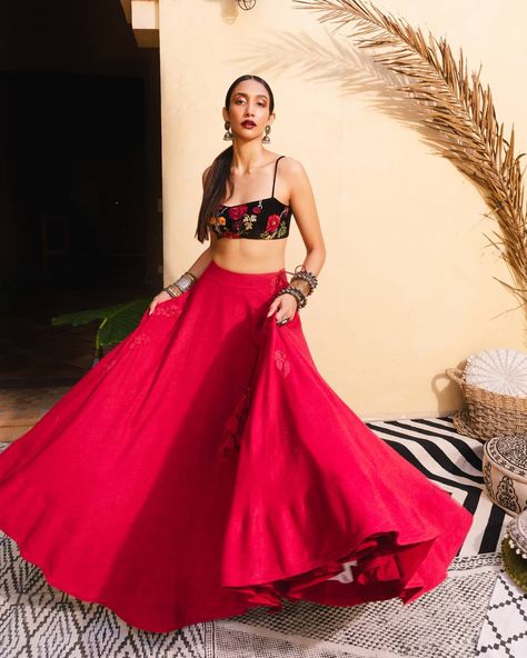 The Little Black Bow on Instagram: “M O N C H É R I 🍒 ☀️ #moncheri#moncheribridals #thelittleblackbow#newline . . . . . Photography @shreyasenphotography Muse…” Art Blogger, Simple Lehenga, Indian Outfits Lehenga, Lehnga Dress, Gaun Fashion, Indian Salwar Kameez, Bohemian Tapestry, Bohemian Bridal, Red Lehenga