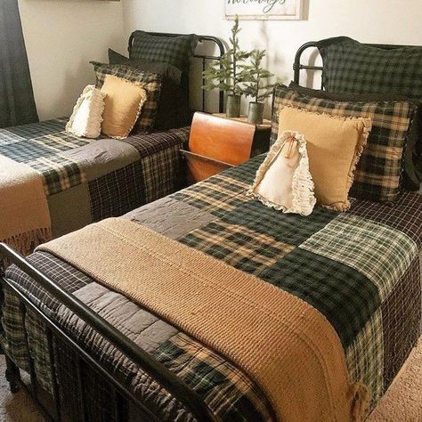 Black And White Plaid Comforter Bedroom Ideas, Bedroom Ideas With Twin Size Bed, Patchwork Quilt Bedroom, Mc Clubhouse, Primitive Bedroom Ideas, Bedroom Wall Panel, Echo Quilting, Wall Panel Designs, Plaid Bedroom