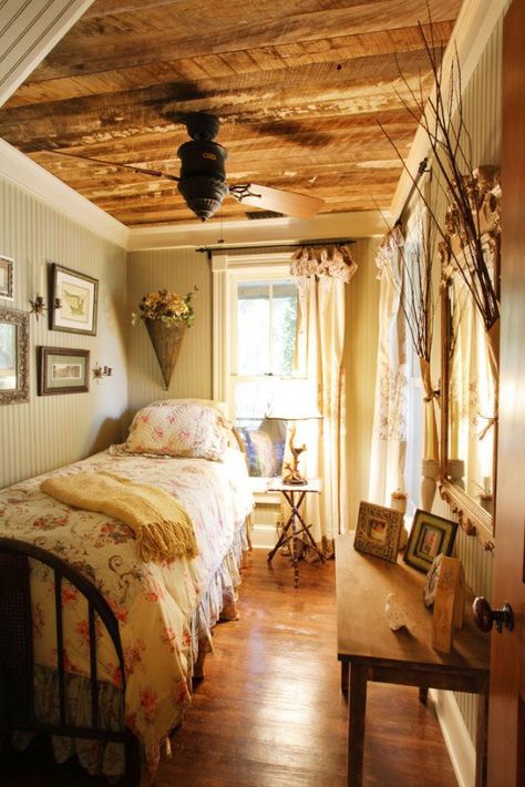 country cottage decorating ideas | country cottage | bedrooms Small Cottage Bedroom, Design Ložnic, Cottage Bedroom, Cottage Interiors, Small Cottage, Bed Sets, Cottage Living, Style At Home, Cozy Room